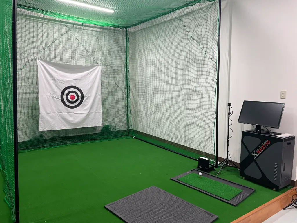 FUSION GOLFのスタンダードブース（SkyTrak完備の室内打席）