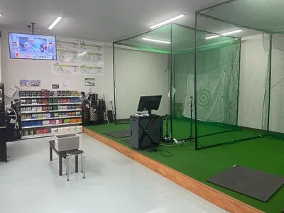 FUSION GOLFのスタンダードブース（SkyTrak完備の室内打席）