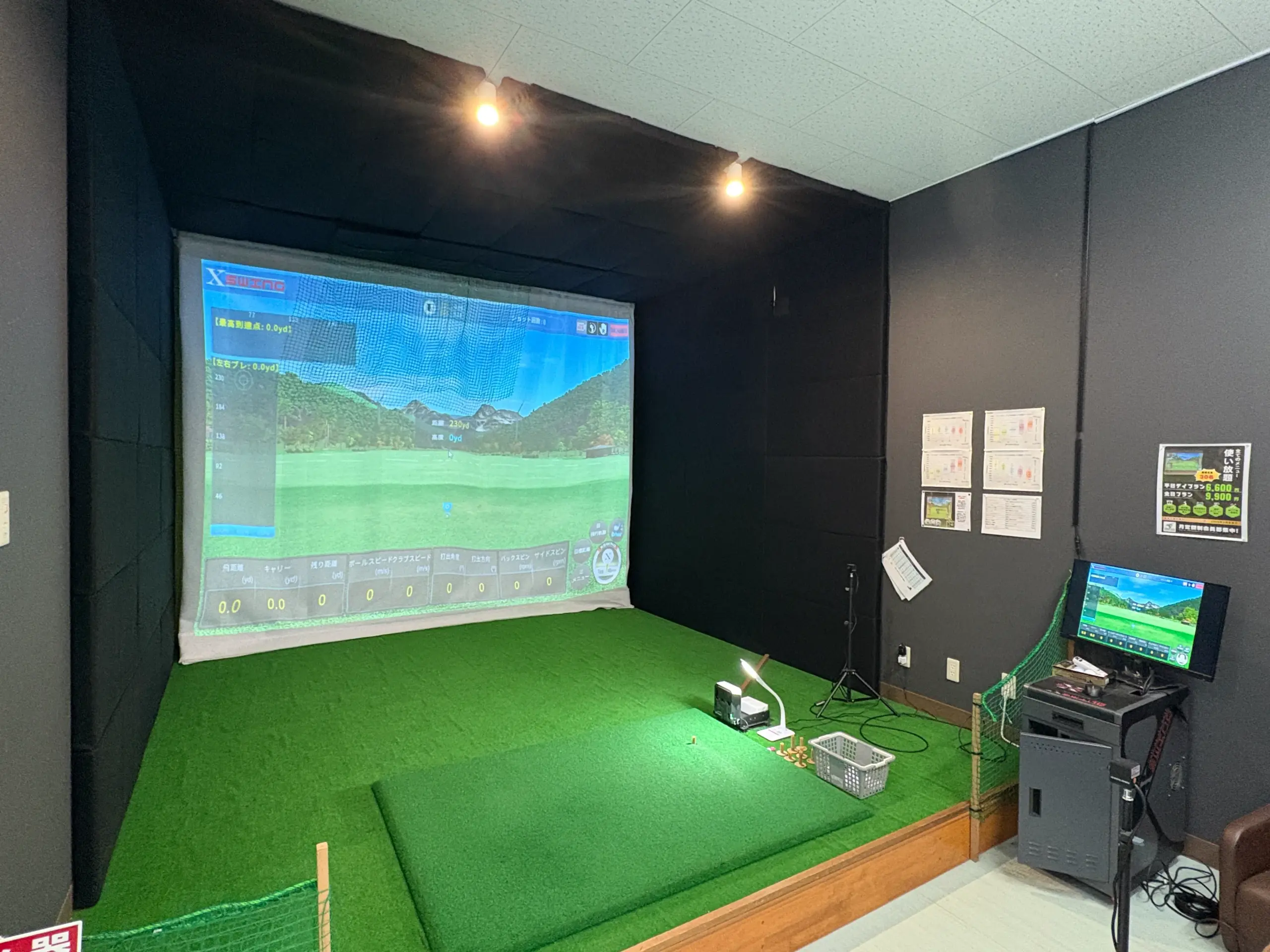 FUSION GOLFのプレミアムブース（SkyTrak完備のシミュレーション打席）