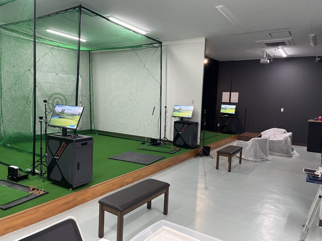 打席エリア全景（スタンダードブースとプレミアムブース）